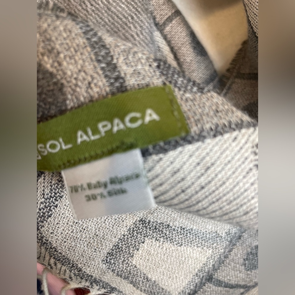 Sol Alpaca Alpaca Silk Geometric Gray Patterned Scarf with Fringe - Picture 4 of 11